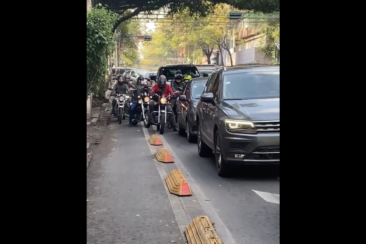 Exhiben a motociclistas evitando el tráfico por ciclovía.