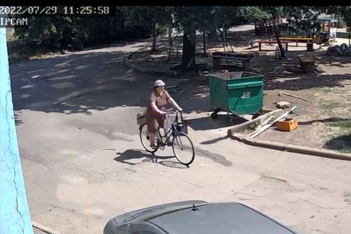 Mujer pasea en bici segundos antes de una explosión.