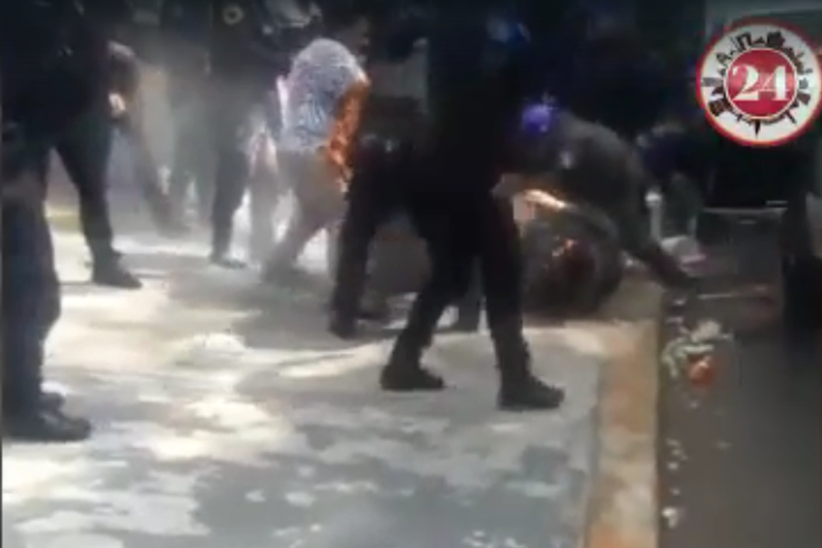 Captan enfrentamiento entre policías y comerciantes.