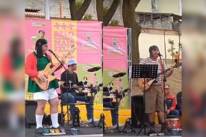 VIDEO: ¡Eso, eso! Banda de rock tocan vestidos de personajes del Chavo del 8. Noticias en tiempo real