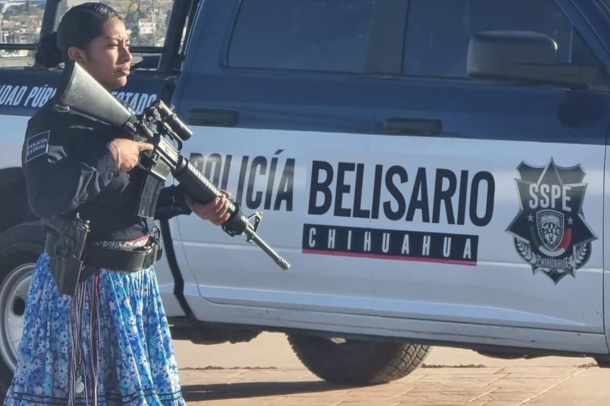 Foto:Twitter/@AronLoya2|Liliana Moreno, la primera mujer Rarámuri en integrarse a la policía estatal