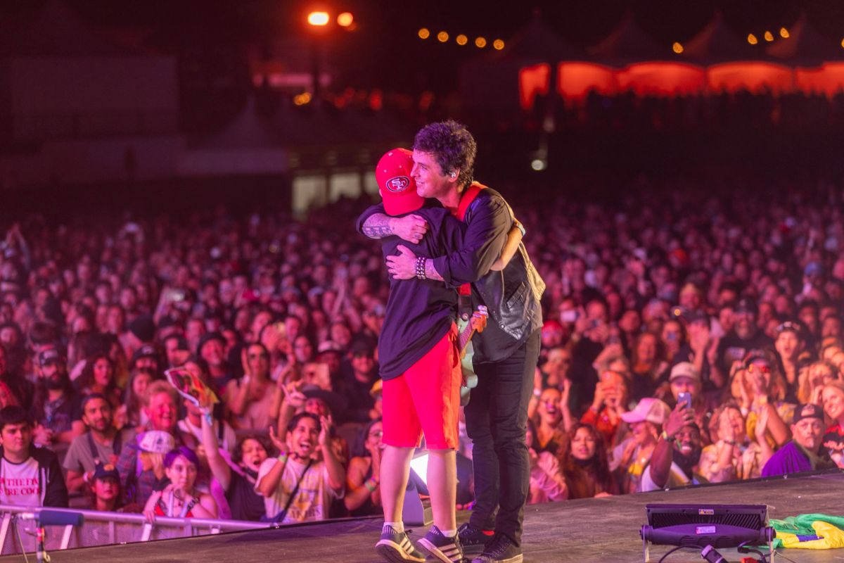 Foto:Twitter/@GreenDay|¡El sueño! Green Day sube al escenario a un niño para tocar con ellos