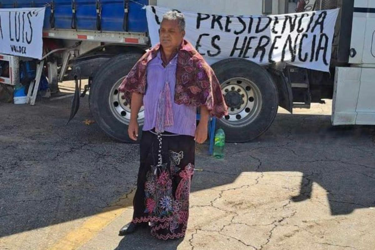 Foto:Twitter/@isain|Exregidor es vestido de mujer y retenido por pobladores; lo acusan de corrupción