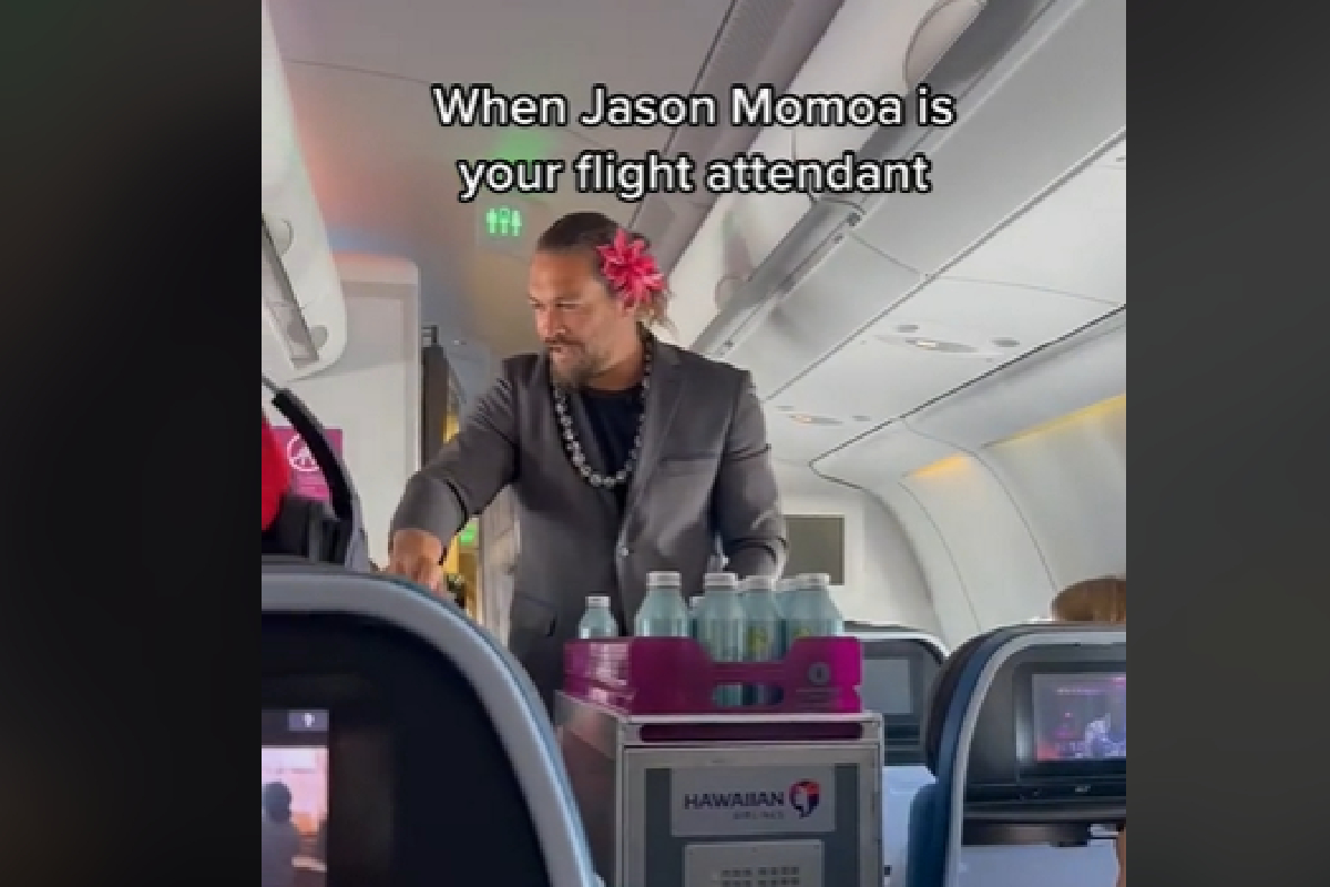 Jason Monoa repartió agua durante un vuelo a Hawái