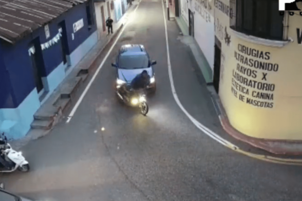 Foto: Twitter/ @ImpactoNoticiGT | VIDEO: Conductor atropella a motociclista que le cerró el paso