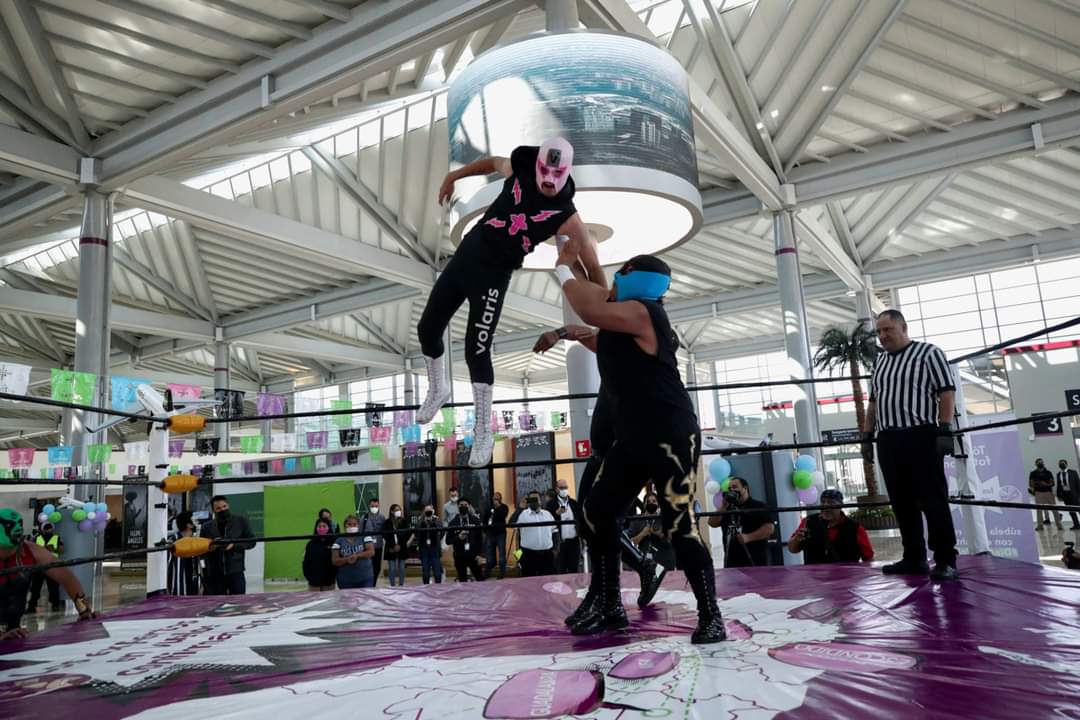 Volaris organizó una función de lucha libre y una kermes en el Aeropuerto Internacional Felipe Ángeles (AIFA)