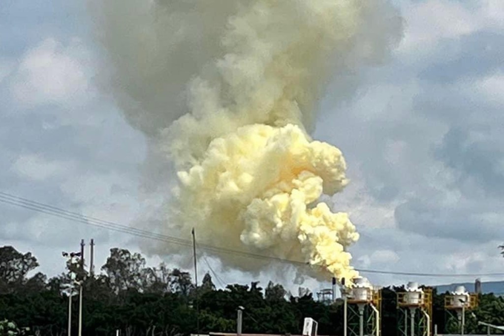 Reportan emisión de humo amarillo en refinería de Salamanca.