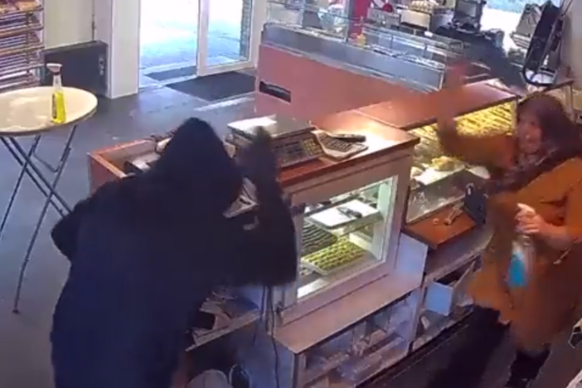 Mujer enfrenta a ladrón en panadería con un trapo.