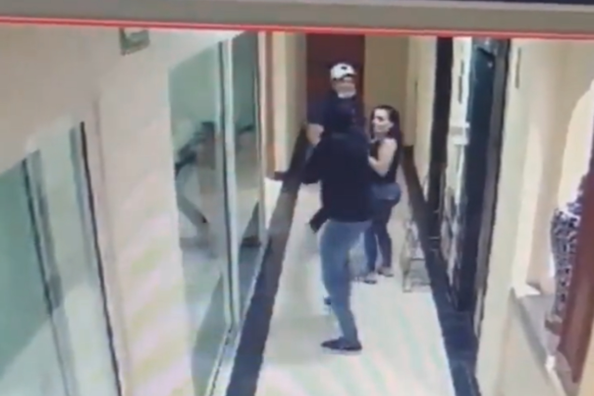 Captan en video asalto a pareja en hotel de Puebla.