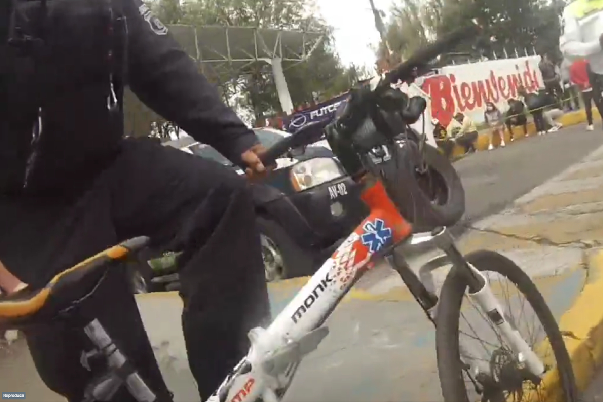 Policías detienen a ciclista por pedir respetar un paso peatonal.