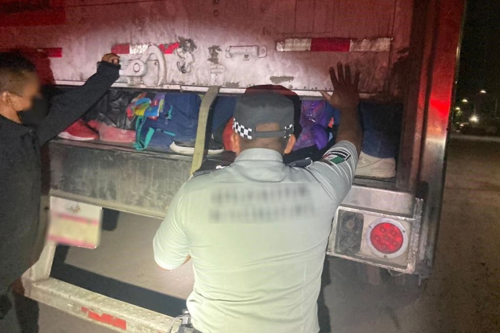 Hallan a 121 migrantes hacinados en un camión, en carretera de NL.