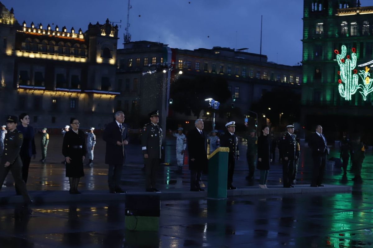 El Presidente encabezó el izamiento de la bandera en memoria de las víctimas de los sismos de 1985 y 2017.