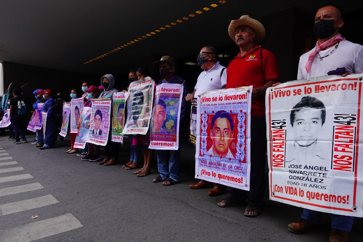 Encinas pidió a los padres de los normalistas de Ayotzinapa confianza en la investigación y evitar provocaciones.