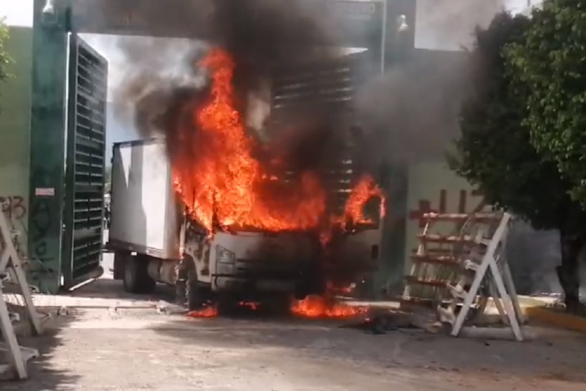Normalistas de Ayotzinapa incendiaron un camión a la entrada del 27 Batallón de Infantería de Iguala.