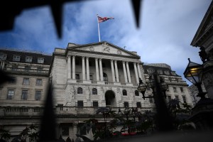 Banco inglés interviene ante riesgo de crisis. Noticias en tiempo real