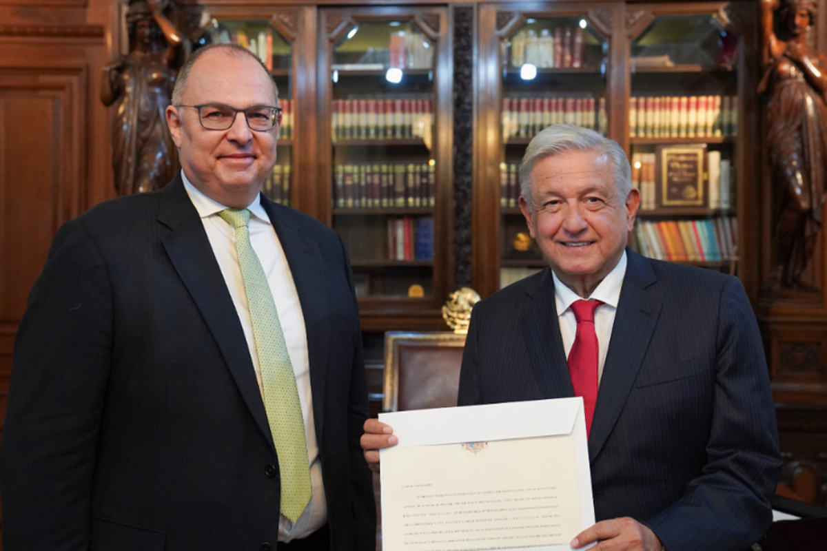 Recibe AMLO seis cartas credenciales de embajadores en México