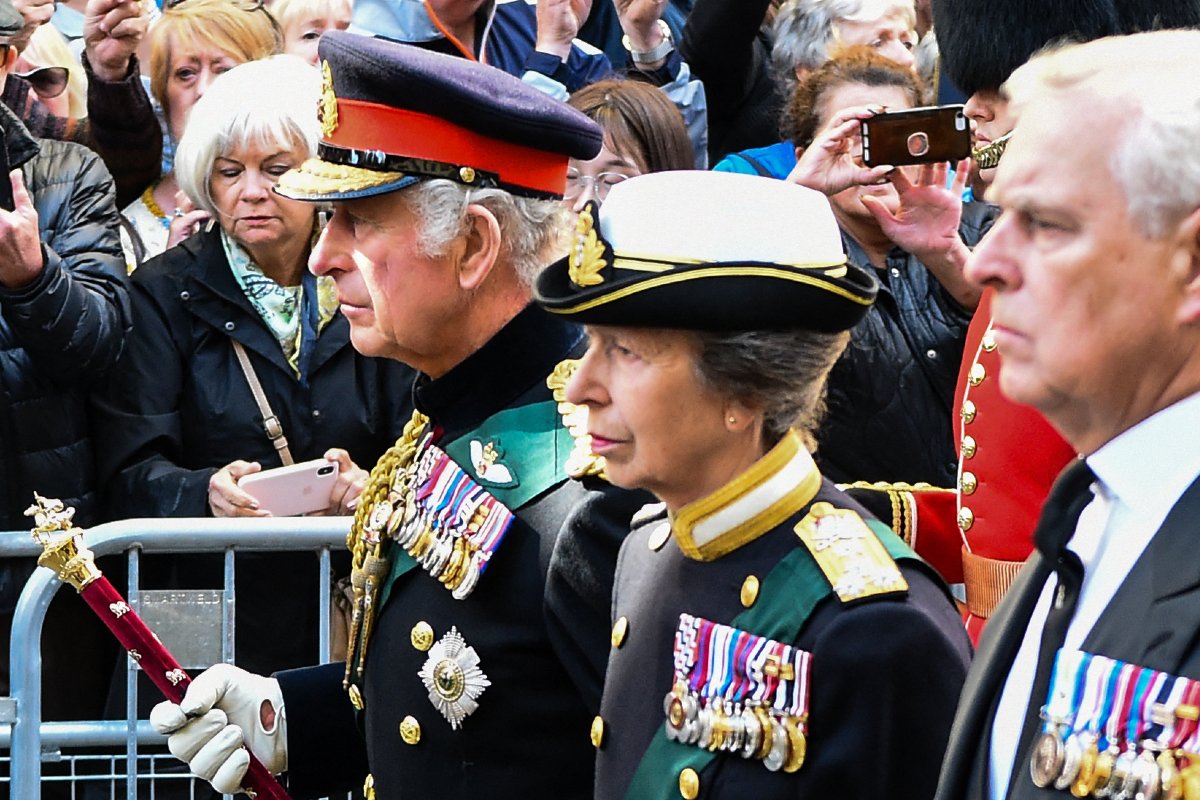 El rey Carlos III encabezó la procesión que llevó el féretro de Isabel II a la Catedral de Escocia.