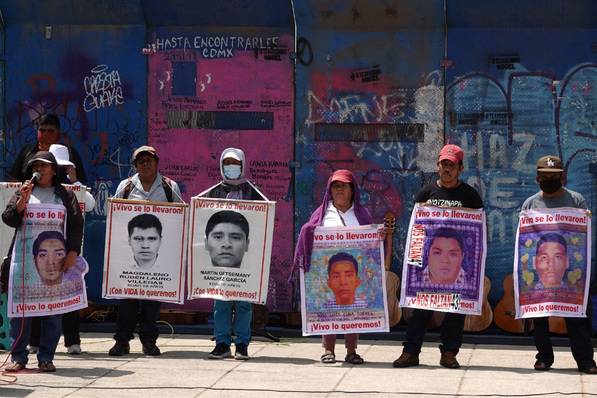Sigue aquí la marcha por los 8 años de la desaparición de lo 43 normalistas de Ayotzinapa.