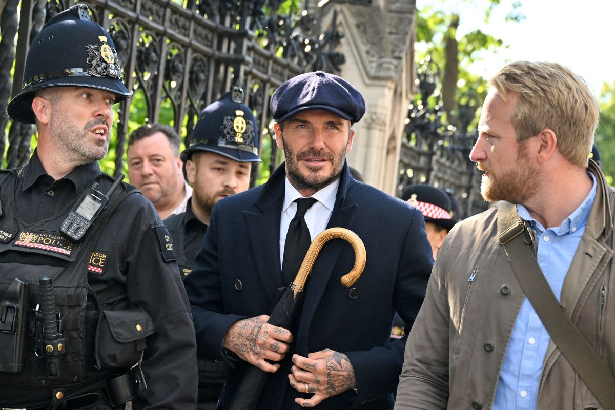 Foto:AFP|David Beckham hizo horas de cola para despedirse de la difunta Isabel II