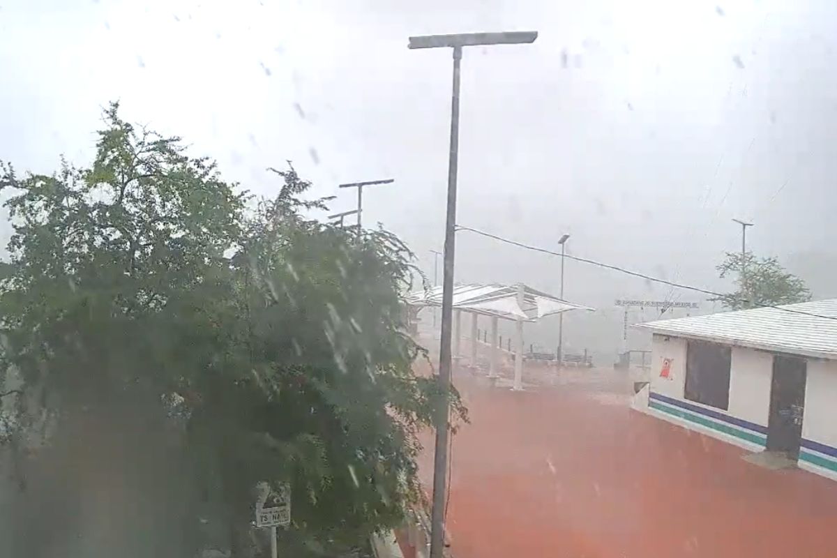 Foto:Captura de pantalla|Lester toca tierra en Guerrero y provoca inundaciones; AICM suspende vuelos