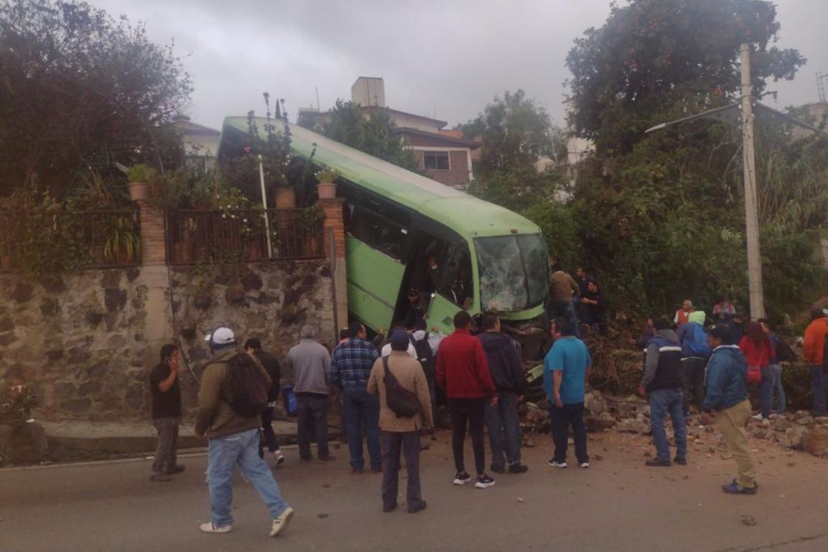 Foto:Especial|VIDEO: Camión se queda sin frenos y vuelca en la México-Cuernavaca; hay 31 lesionados