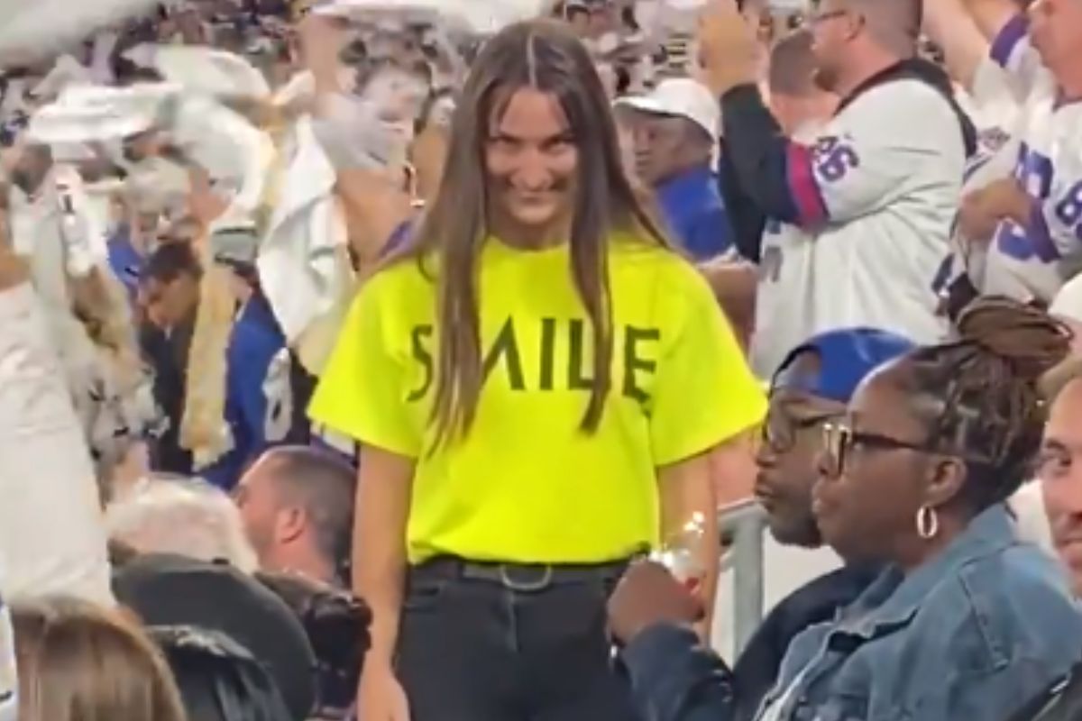 Foto:Captura de pantalla|Captan a mujer con sonrisa “siniestra” en un estadio de americano por marketing de la película “Smile”