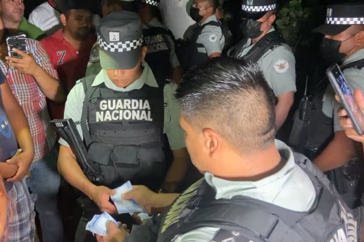 Un efectivo de la Guardia Nacional habría extorsionado a un vendedor de autos "chocolates" en Matamoros, Tamaulipas.