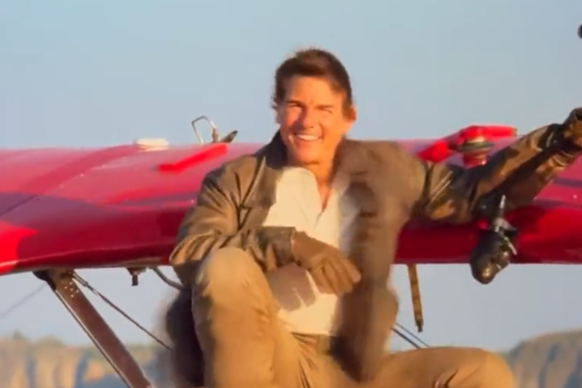 Foto: Twitter/ @therealsupes | ¡Qué extremo! Tom Cruise promociona ‘Misión Imposible 2’ desde una avioneta