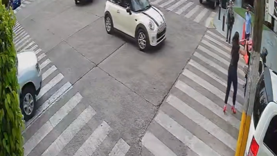 Foto: Twitter/ @ber_flores | VIDEO: Mujer es víctima de unos Rappi ladrones mientras cruzaba una calle