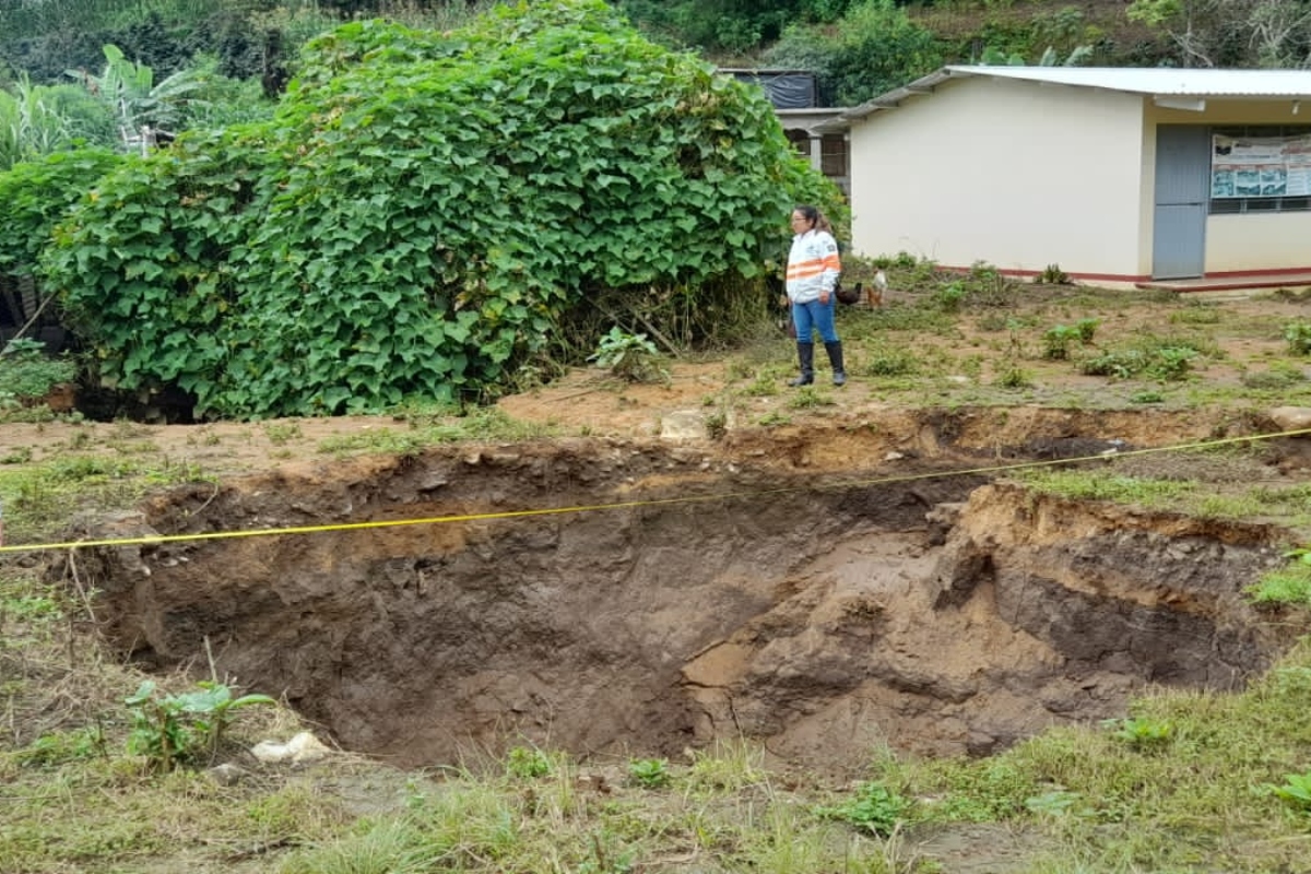 En la comunidad de Granadillas, en Chiapas, se abrió un socavón cerca de la Telesecundaria 1056