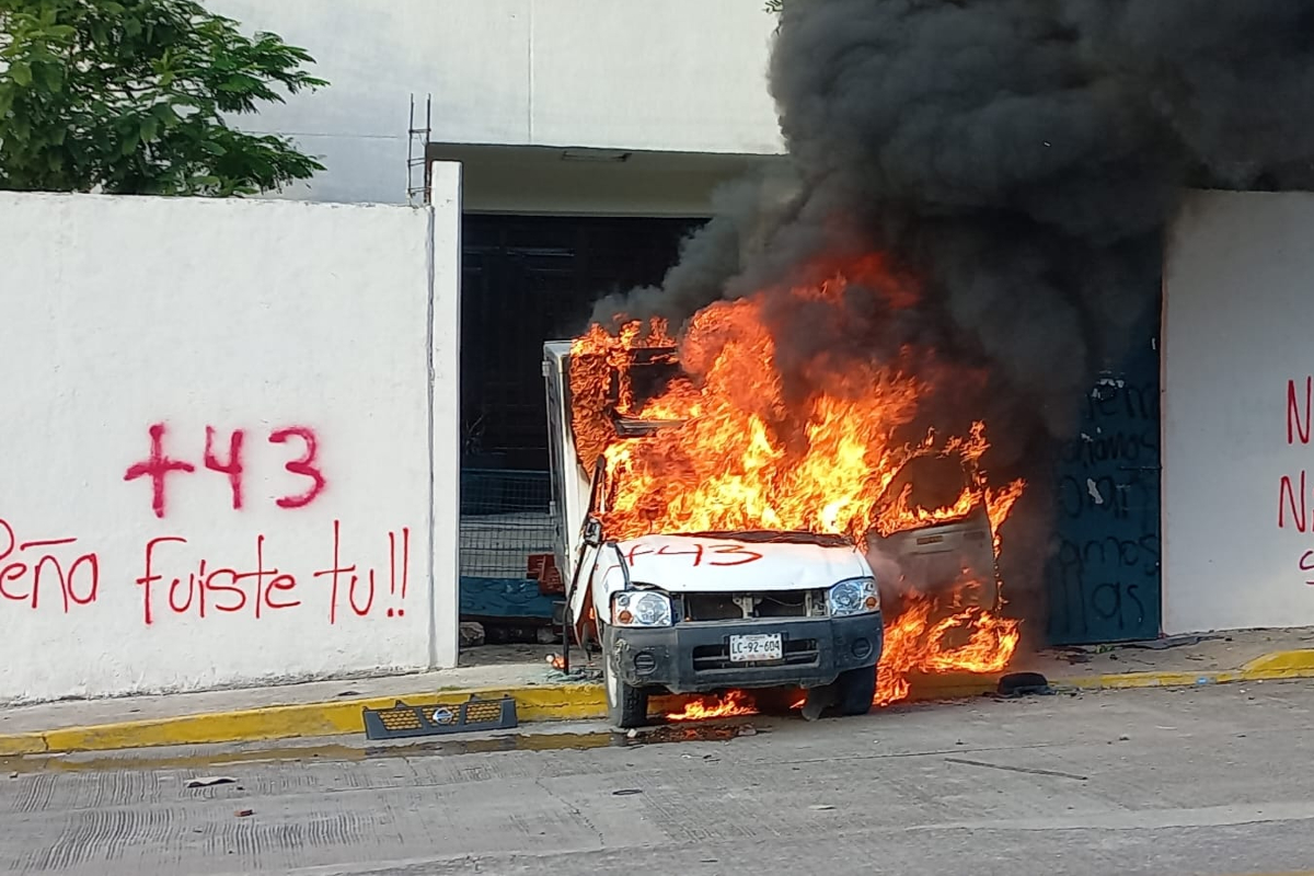 Vandalizan palacio de Justicia en Iguala.