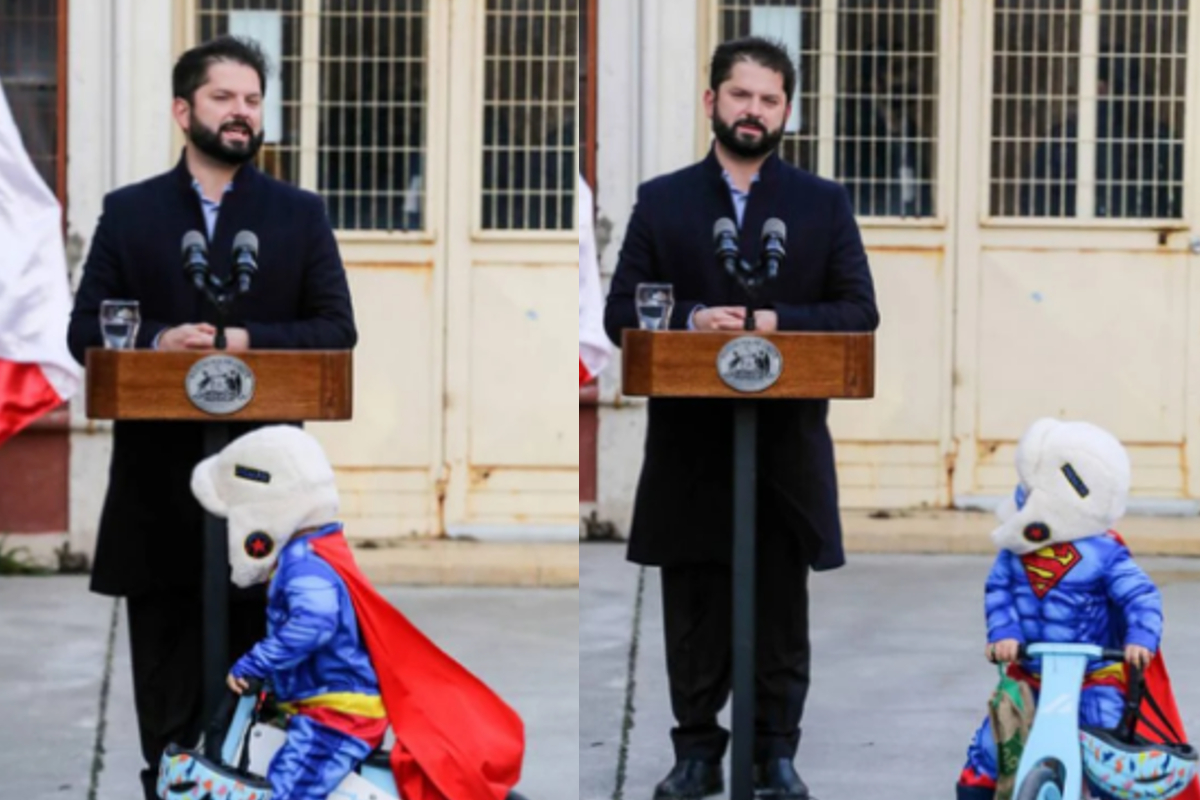 Un niño disfrazado de "Superman" acaparó las miradas de los presentes durante el discurso del presidente de Chile, Gabriel Boric