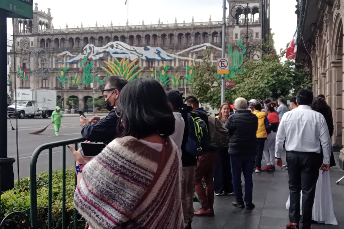 Aquí los momentos previos al Grito de la Independencia en el Zócalo de la Ciudad de México.