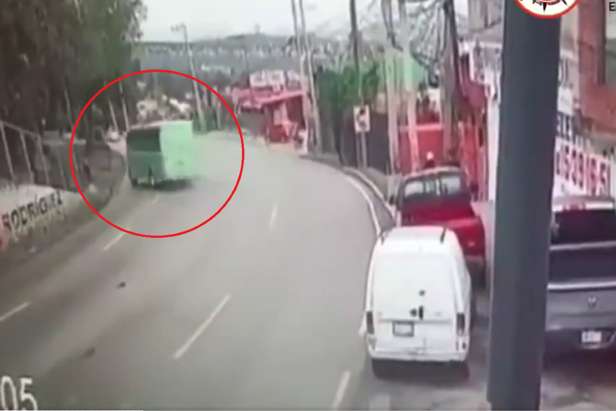 Captan en video volcadura de camión en la México-Cuernavaca.