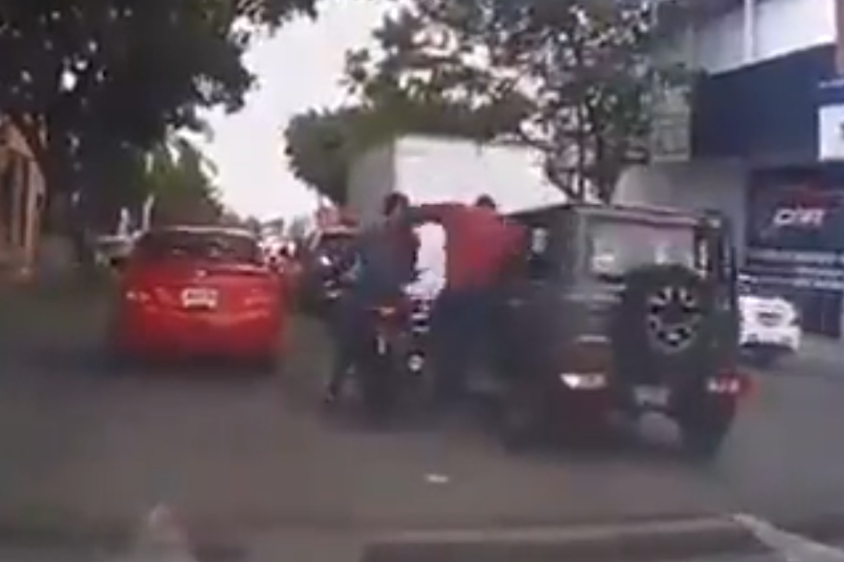 Captan en video asalto a automovilista, en Guadalajara.