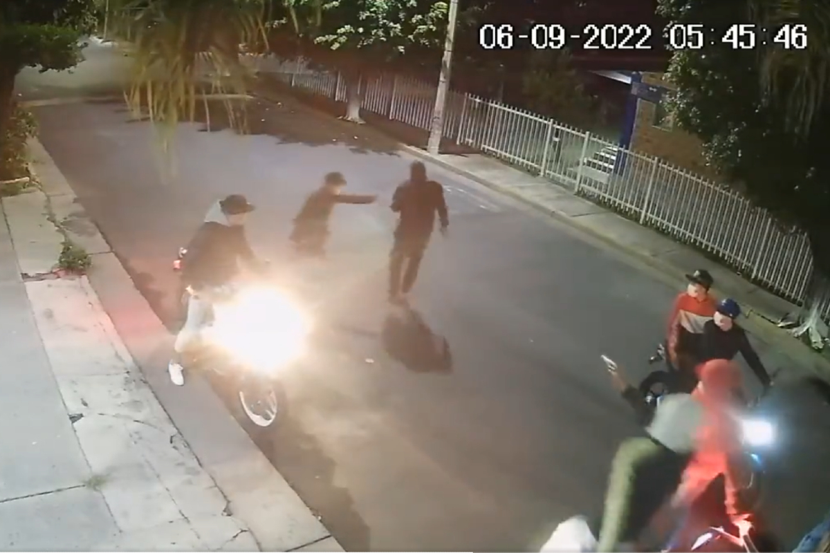 Horda de motociclistas atacan a hombre para asaltarlo.
