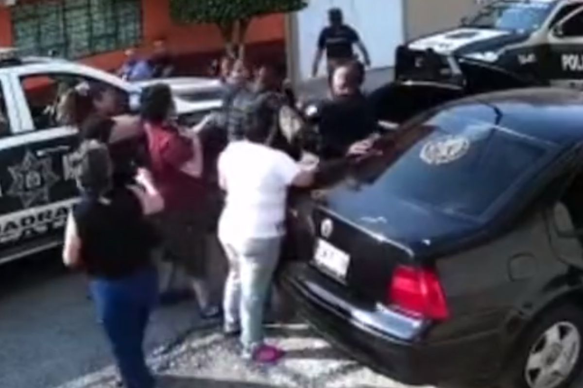 Foto:Captura de pantalla|VIDEO: VIDEO: Policía golpea a mujer porque presuntamente se negó a que revisaran auto