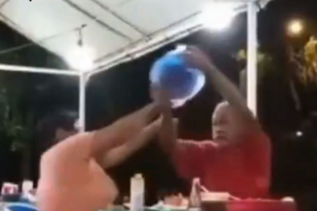 Foto:Captura de pantalla|Video: Exhiben a hombre que le tiró encima tacos y salsa a su presunta esposa