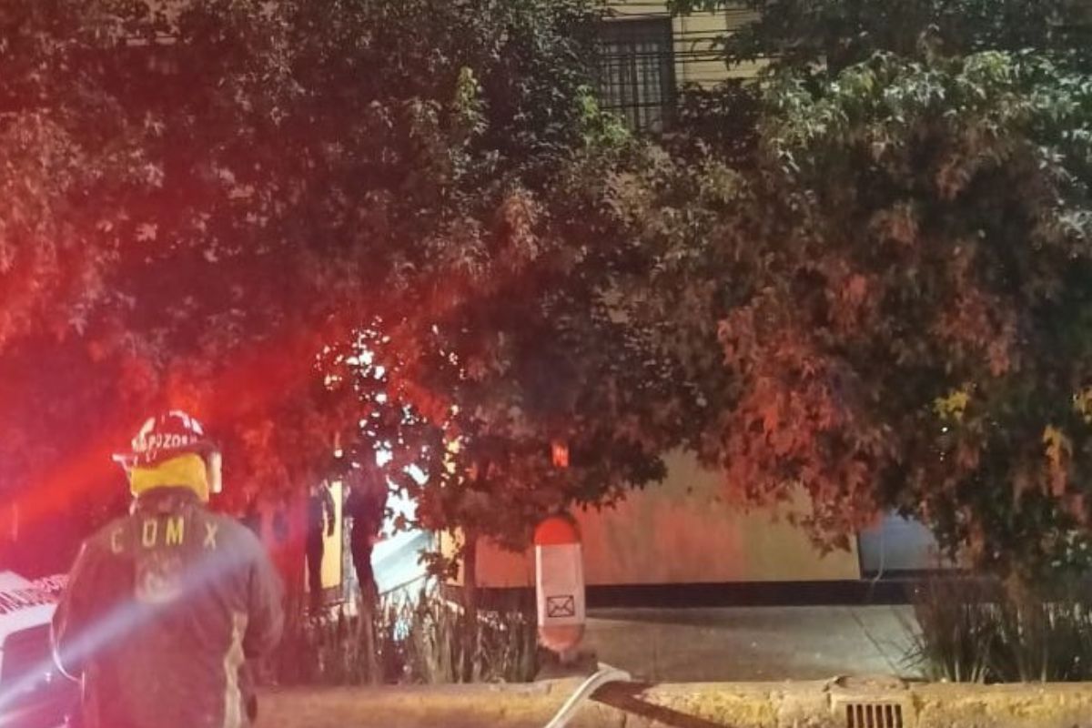 Foto:Twitter/@SGIRPC_CDMX|Vecino ocasiona incendio dentro de su departamento en la Narvarte