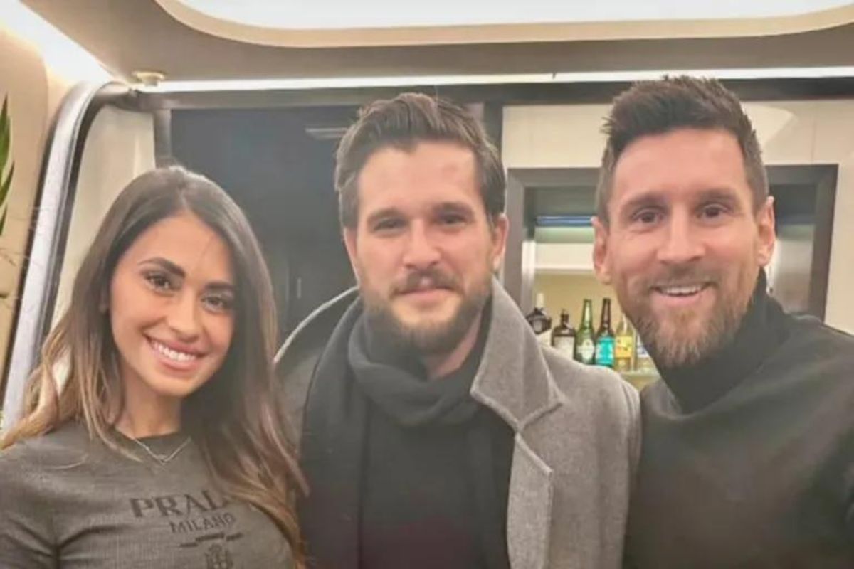 Foto:Redes sociales|¿Más sonriente? Usuarios viralizan foto de Antonela, Messi y “Jon Snow” de Game Of Thrones