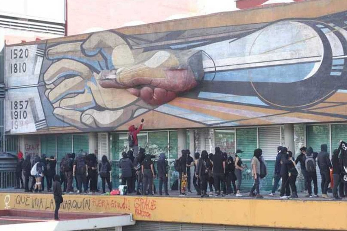‘El derecho a la cultura’, mural de Alfaro Siqueiros vandalizado en protesta.