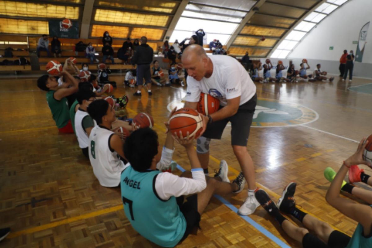 Foto: Especial | Con Bob Mackinnon Jr IMSS realiza clínica de basquetbol 