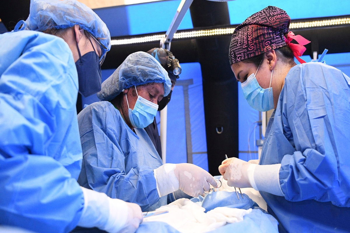 Especialistas del IMSS salvaron dos vidas al realizar transplantes de corazón en menos de 24 horas.