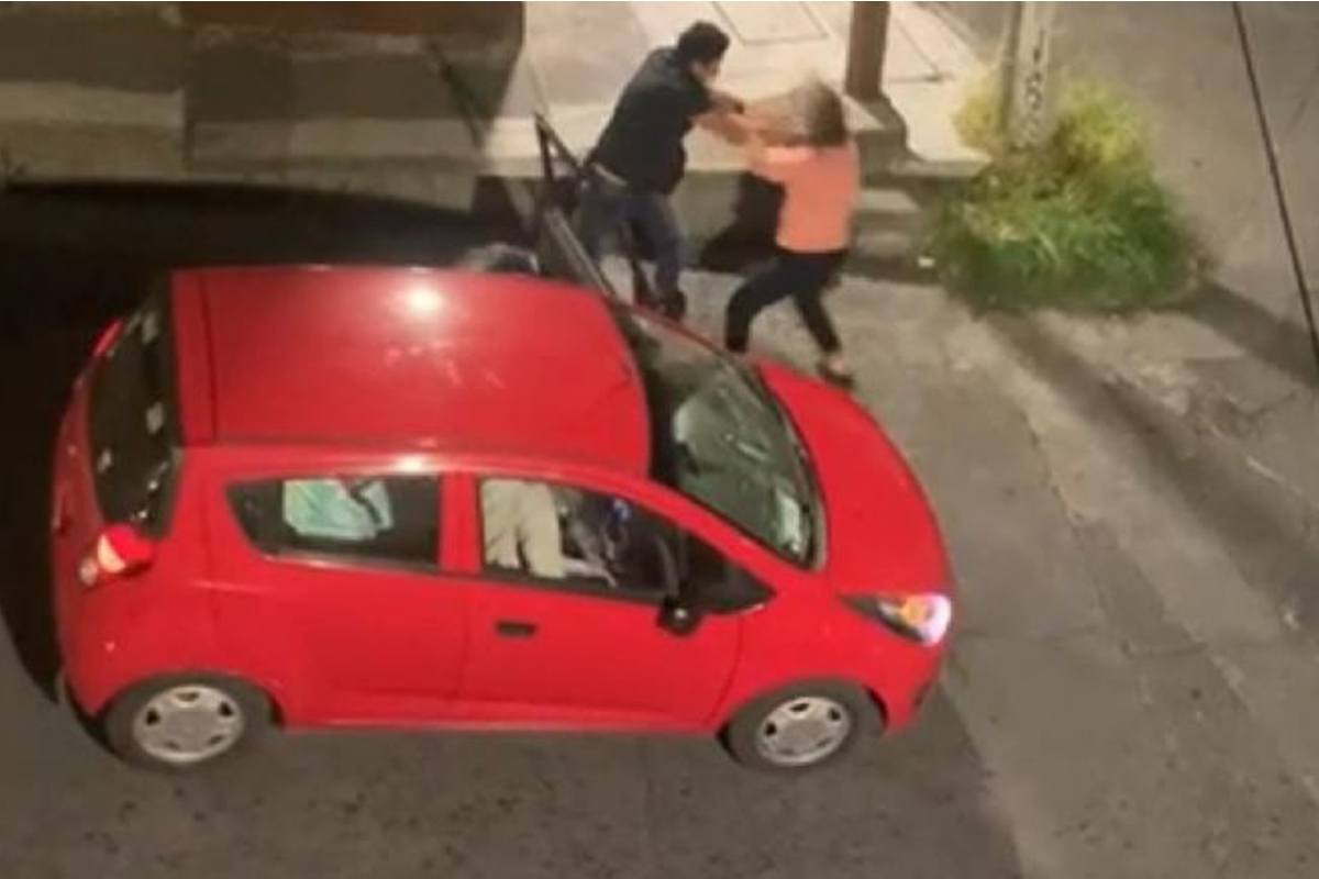 Tras el asalto, la mujer intento seguir el auto donde huían los delincuentes.