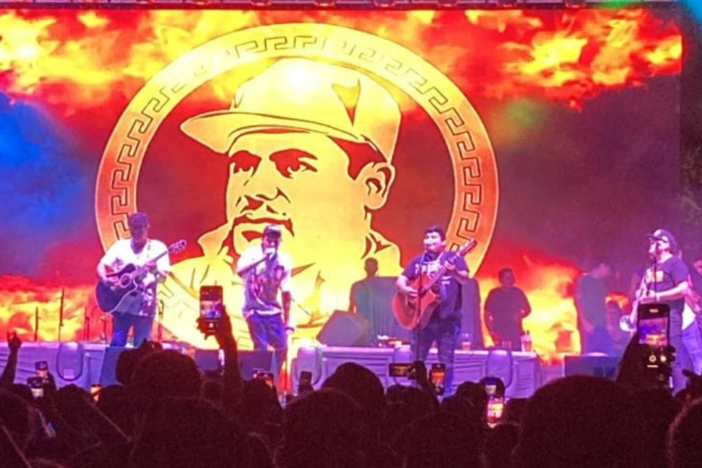 Foto:Twitter/ @CMAS_AC | ‘Ochito Fest’ causa polémica tras presentar imagen y narcocorrido del ‘Chapo’ Guzmán