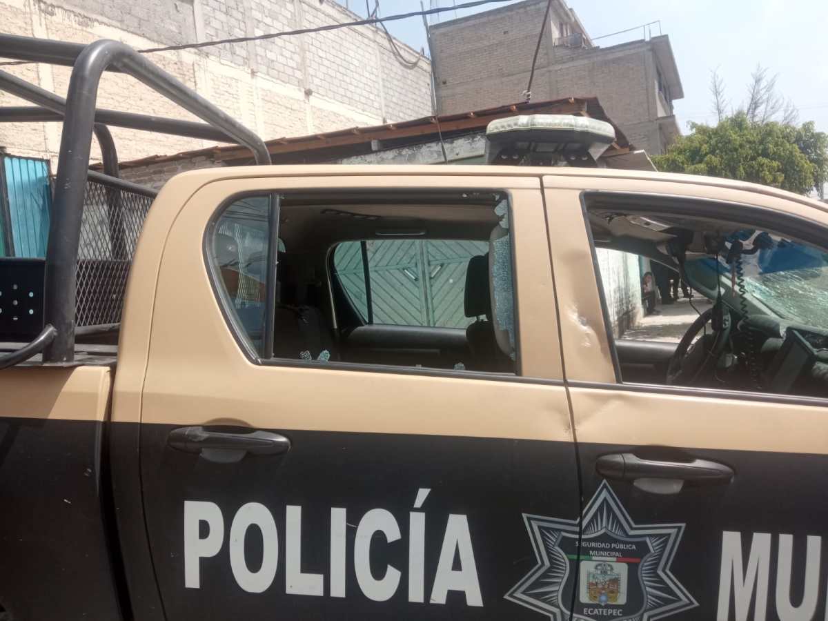 Lanzan rocas y hasta una moto a patrullas de Ecatepec, para evitar detención de delincuentes