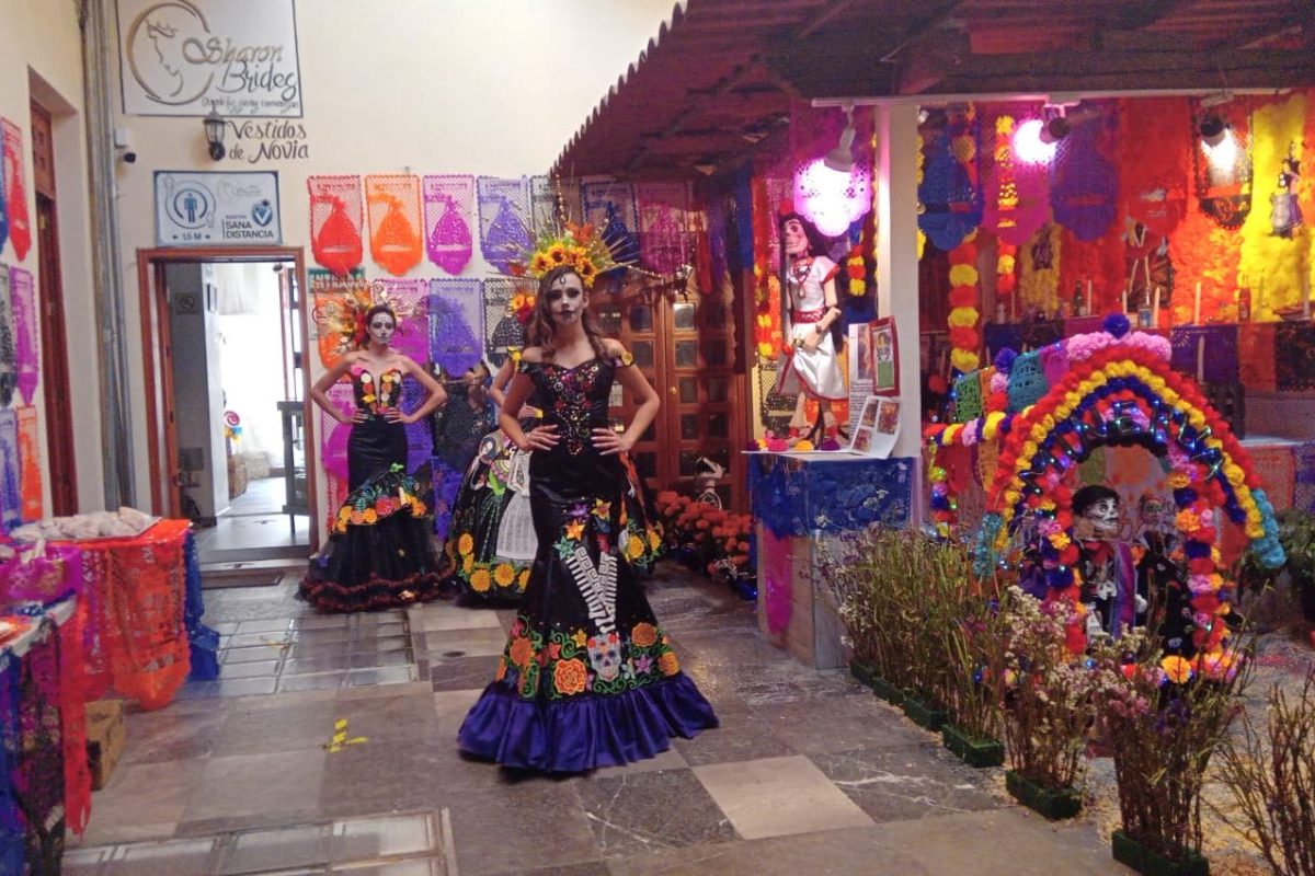 Catrinas ataviadas con hermosos vestidos desfilaron en inauguración de la Ofrenda de la Calle de las Novias