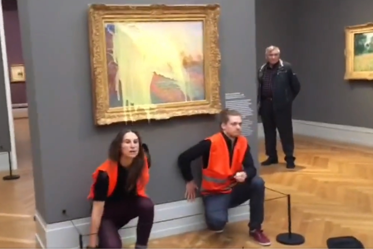 Activistas climáticos arrojan puré a cuadro de Monet.