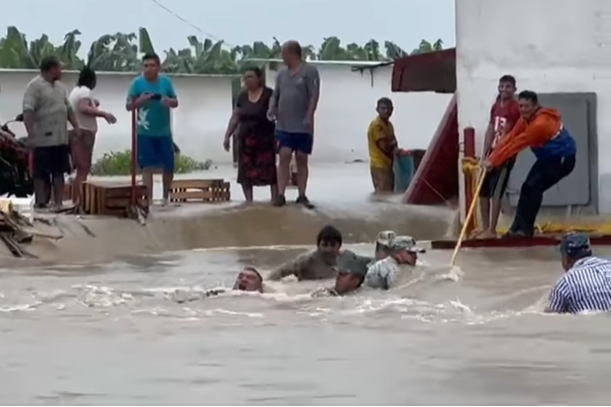 Rescatan a Guardia Nacional de inundación en Tabasco.