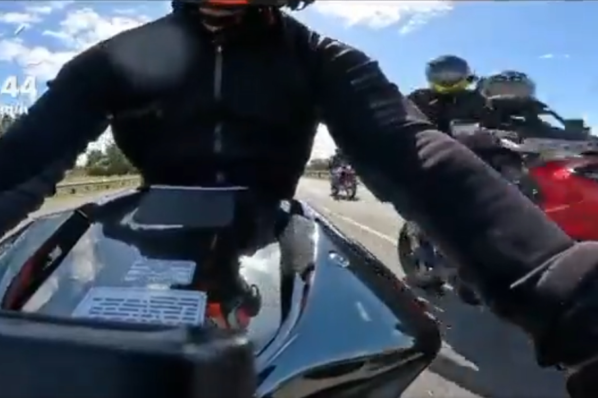 Motociclista capa en video su escape de asaltantes.